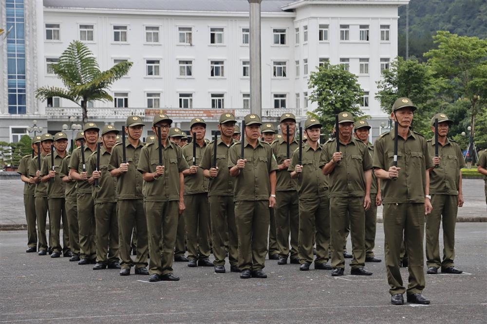 Cán bộ, chiến sĩ, thành viên Tổ bảo vệ ANTT ở cơ sở tổ chức diễu hành, biểu dương lực lượng tại Lễ ra mắt điểm thành phố Lai Châu.
