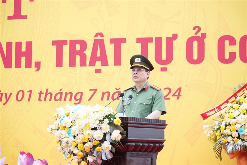 Đồng chí Giám đốc Công an tỉnh phát biểu giao nhiệm vụ.