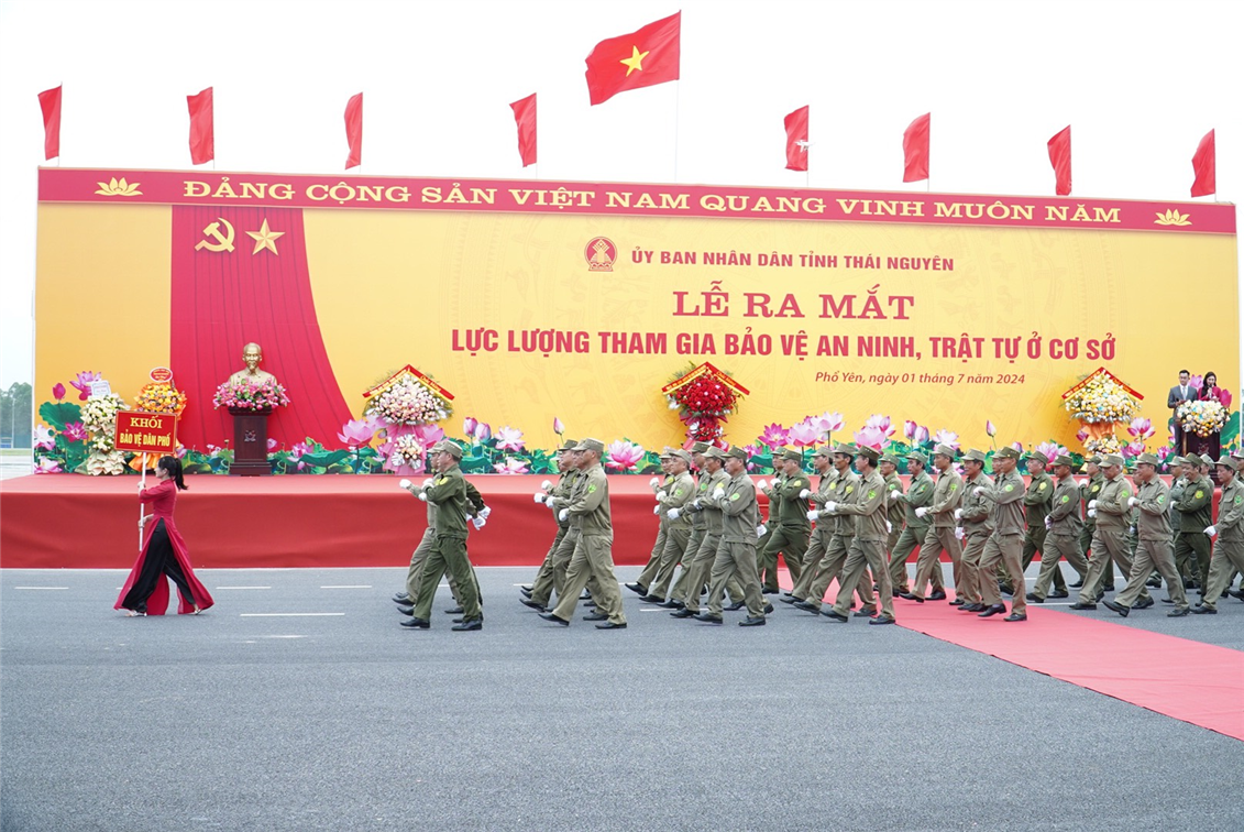 Các lực lượng diễu hành tại Lễ ra mắt lực lượng bảo vệ ANTT ở cơ sở.
