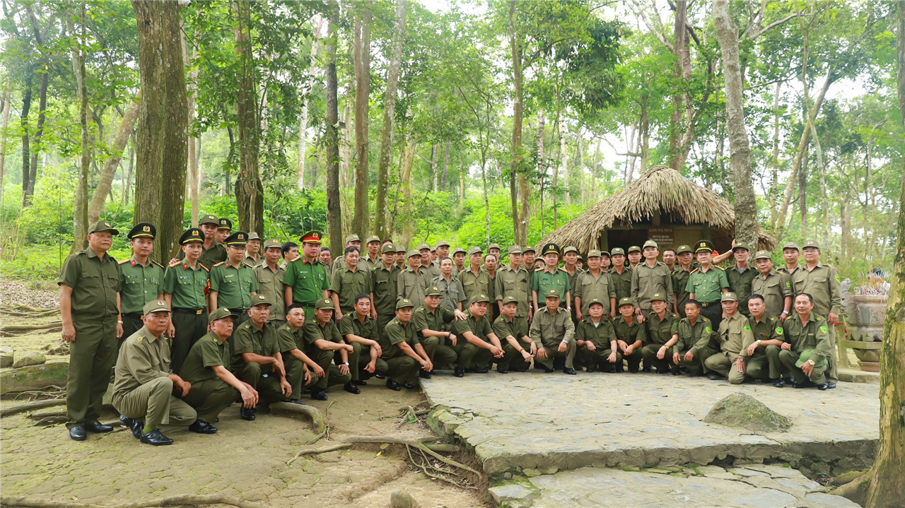 Công an tỉnh Tuyên Quang đã tổ chức cho Đoàn đại biểu lực lượng tham gia bảo vệ ANTT ở cơ sở tỉnh Tuyên Quang tham gia các hoạt động sinh hoạt chính trị.