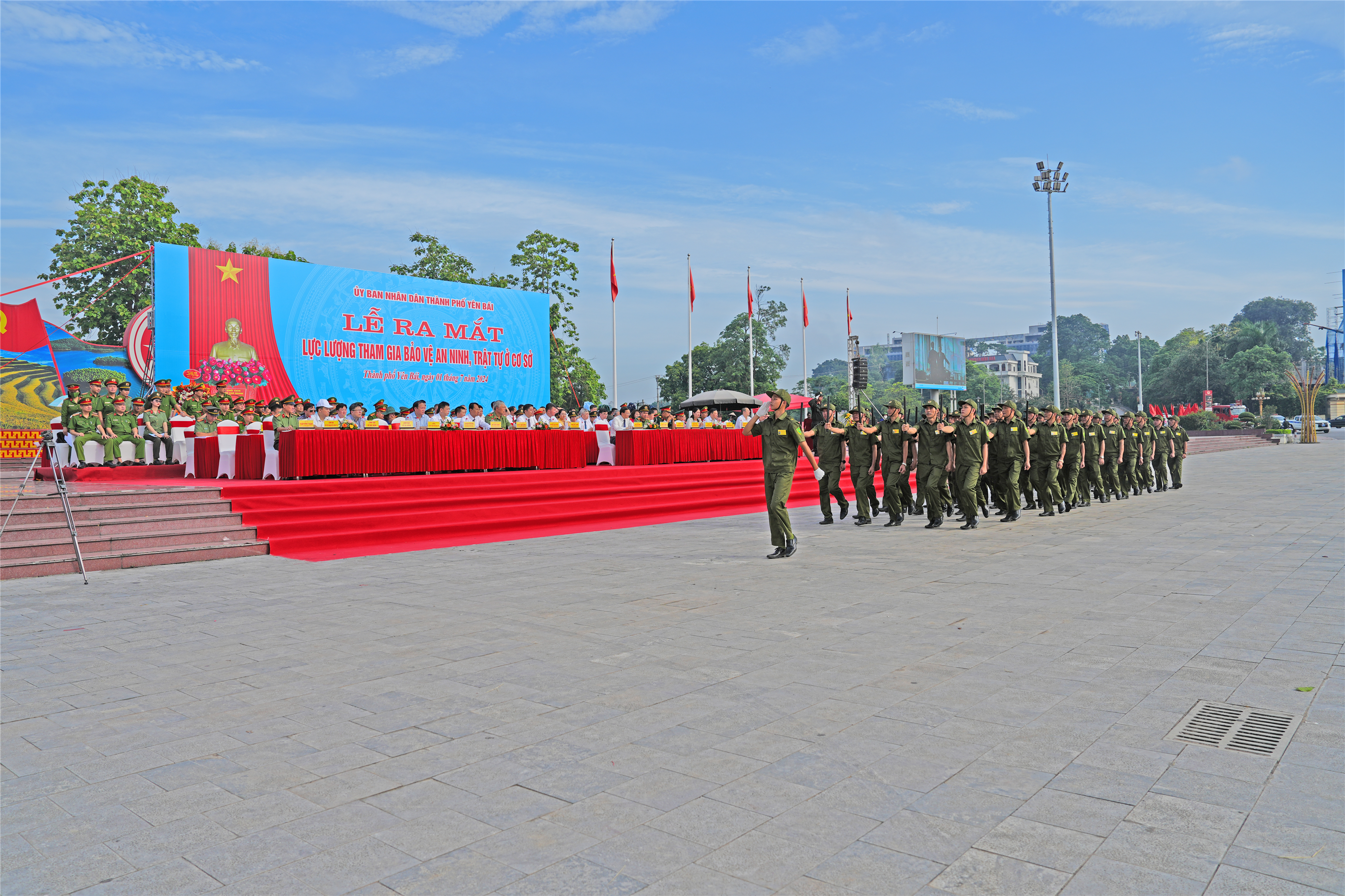 Lực lượng tham gia bảo vệ ANTT ở cơ sở diễu hành trong Lễ ra mắt.