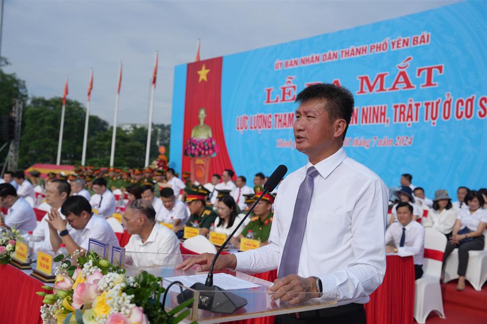 Đồng chí Trần Huy Tuấn, Chủ tịch UBND tỉnh phát biểu tại Lễ ra mắt Lực lượng tham gia bảo vệ ANTT ở cơ sở.