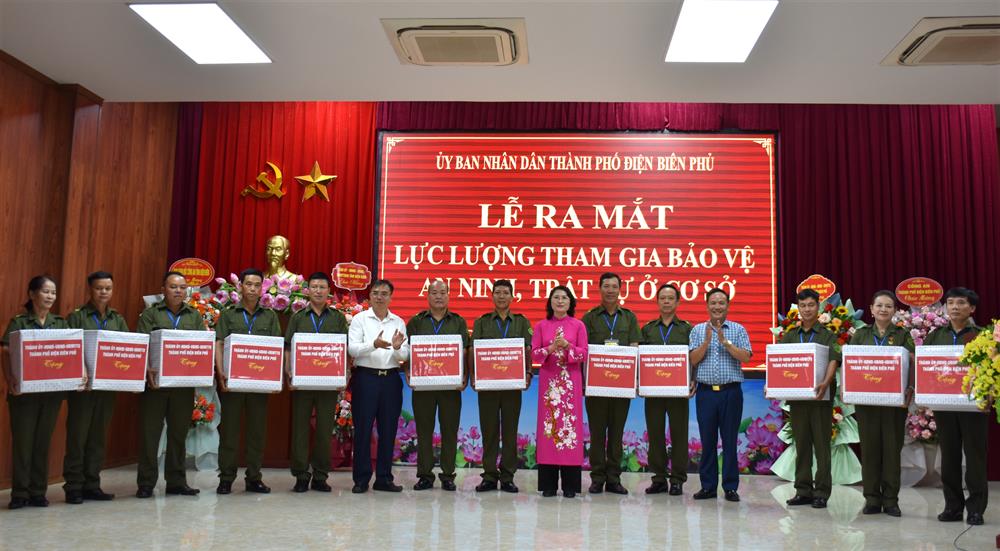 Lãnh đạo UBND TP. Điện Biên Phủ tặng quà cho Lực lượng ANTT ở cơ sở.