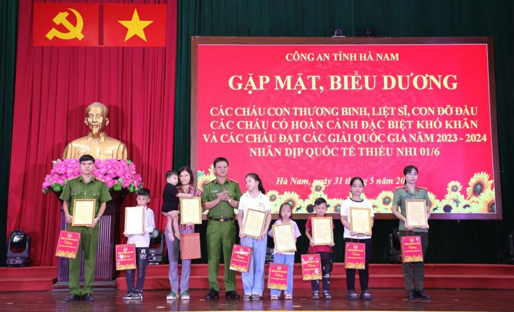 Các đồng chí lãnh đạo Công an tỉnh tặng quà cho các cháu là con thương binh, liệt sỹ Công an nhân dân, con cán bộ, chiến sỹ có hoàn cảnh đặc biệt khó khăn, các cháu được các đơn vị trong Công an tỉnh nhận đỡ đầu và các cháu đạt giải học sinh giỏi quốc gia năm học 2023-2024.