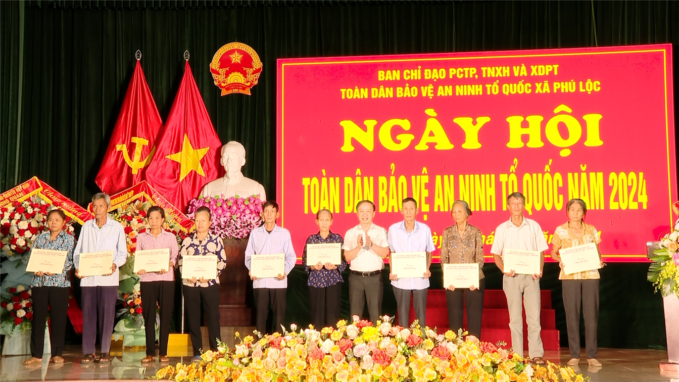 Đồng chí Phạm Tất Thắng tặng quà cho 10 gia đình có hoàn cảnh khó khăn trên địa bàn xã Phú Lộc.