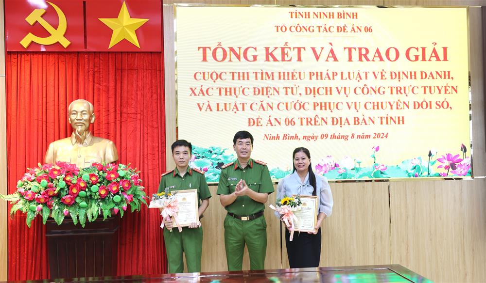 Thượng tá Trần Xuân Phú, Phó Giám đốc Công an tỉnh trao giải Nhất cho đồng chí Thượng úy, Đỗ Xuân Thành, cán bộ Phòng Cảnh sát quản lý hành chính về trật tự xã hội, Công an tỉnh và chị Phạm Thị Thơm, Giáo viên Trường Mầm non xã Định Hóa, huyện Kim Sơn.