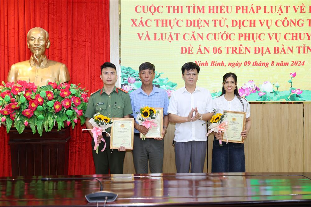 Đồng chí Tạ Quang Phương, Phó Giám đốc Sở Thông tin và Truyền thông tỉnh trao giải Nhì cho các cá nhân đạt giải cuộc thi.