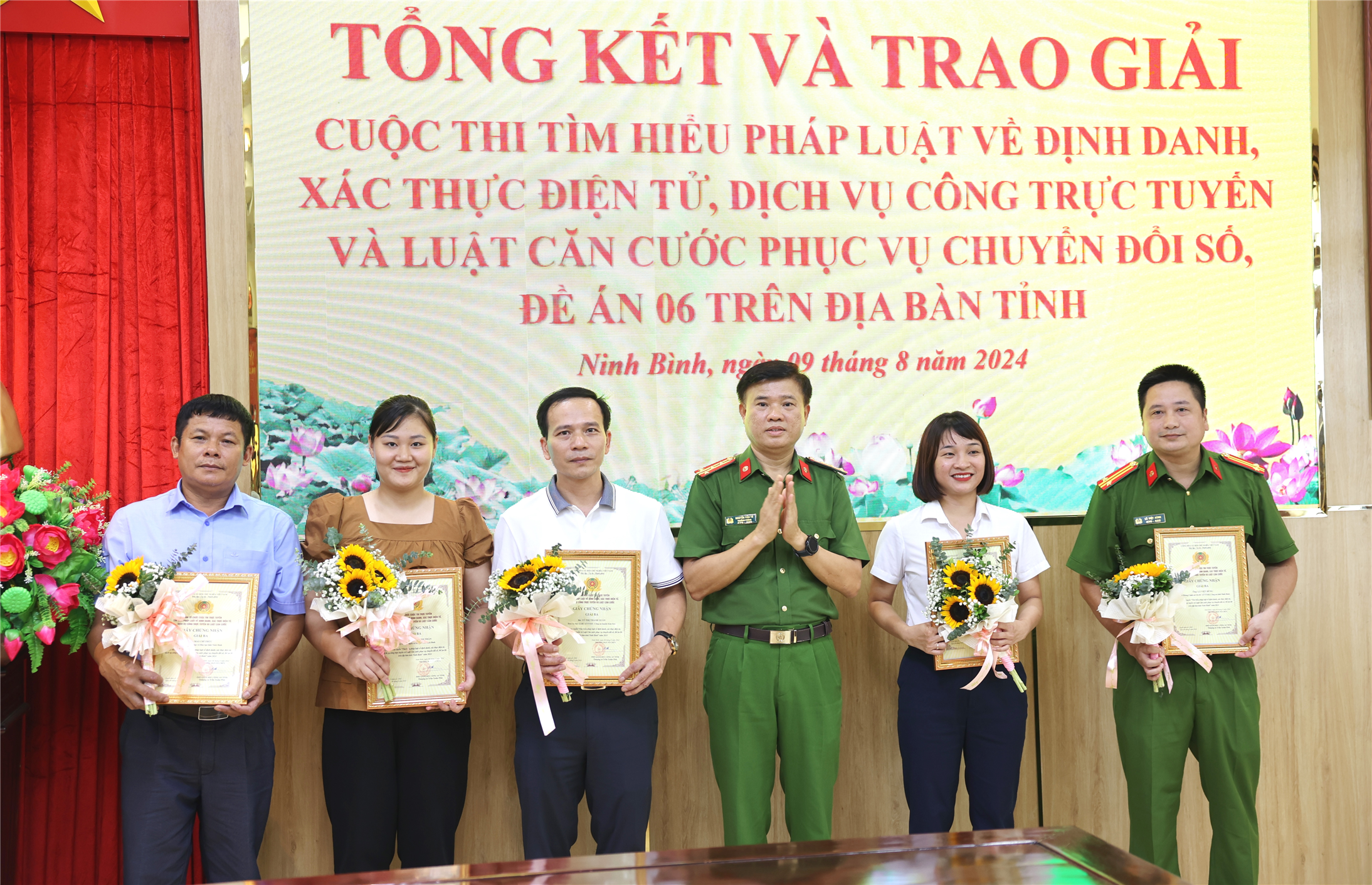 Đại tá Nguyễn Văn Tứ, Trưởng phòng Cảnh sát Quản lý hành chính về trật tự xã hội, Công an tỉnh trao giải Ba cho các cá nhân đạt giải cuộc thi.  