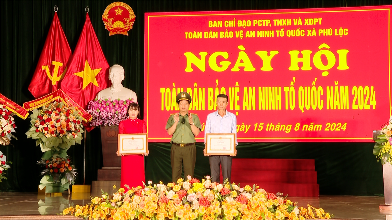 Đại tá Đặng Trọng Cường, Giám đốc Công an tỉnh tặng Giấy khen cho tập thể, cá nhân có thành tích xuất sắc.