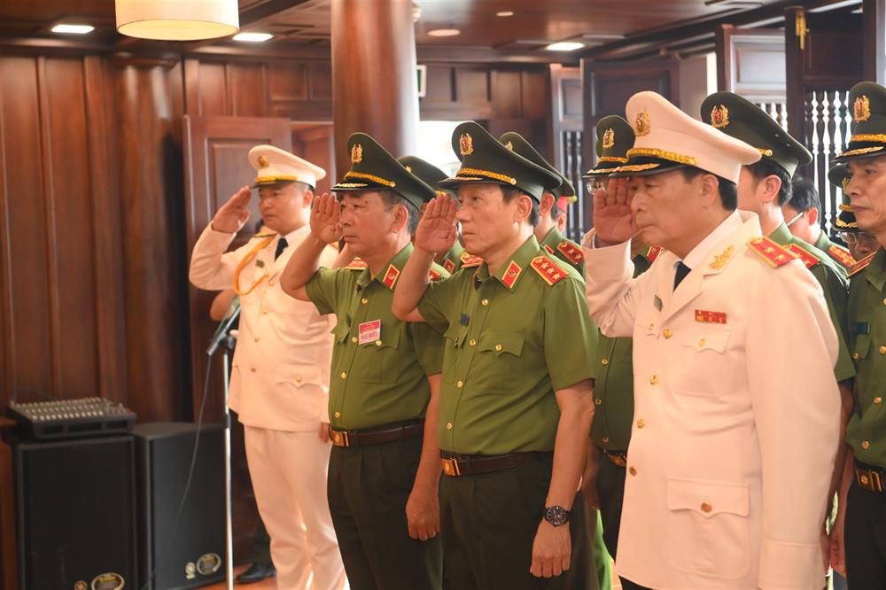 Các đại biểu bày tỏ lòng thành kính tưởng nhớ Chủ tịch Hồ Chí Minh.