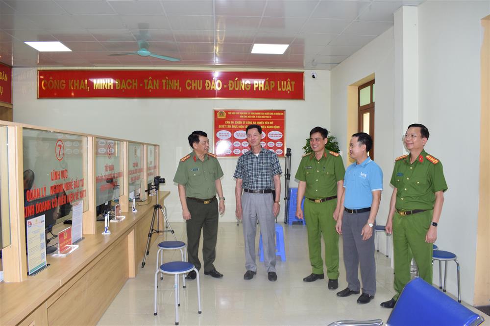 Đại tá Phạm Văn Đôn – Phó Giám đốc Công an tỉnh cùng đại diện lãnh đạo các đơn vị kiểm tra bộ phận Một cửa của Công an huyện Yên Mỹ.