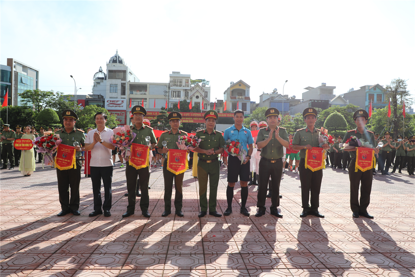 Các đồng chí lãnh đạo Công an các tỉnh trong Cụm thi đua số 5, lãnh đạo Sở Văn hóa, thể thao và du lịch tỉnh Thái Bình tặng cờ lưu niệm cho các đội tham dự Giải và tổ trọng tài.