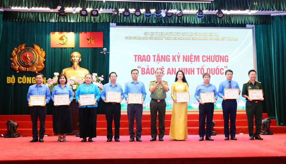 Thứ trưởng Trần Quốc Tỏ trao Kỷ niệm chương “Bảo vệ an ninh Tổ quốc” cho 18 đồng chí lãnh đạo các Liên đoàn Lao động tỉnh, thành phố, Công đoàn ngành trung ương có nhiều đóng góp giúp đỡ cho hoạt động của lực lượng CAND trong phong trào “Toàn dân bảo vệ An ninh Tổ quốc”.