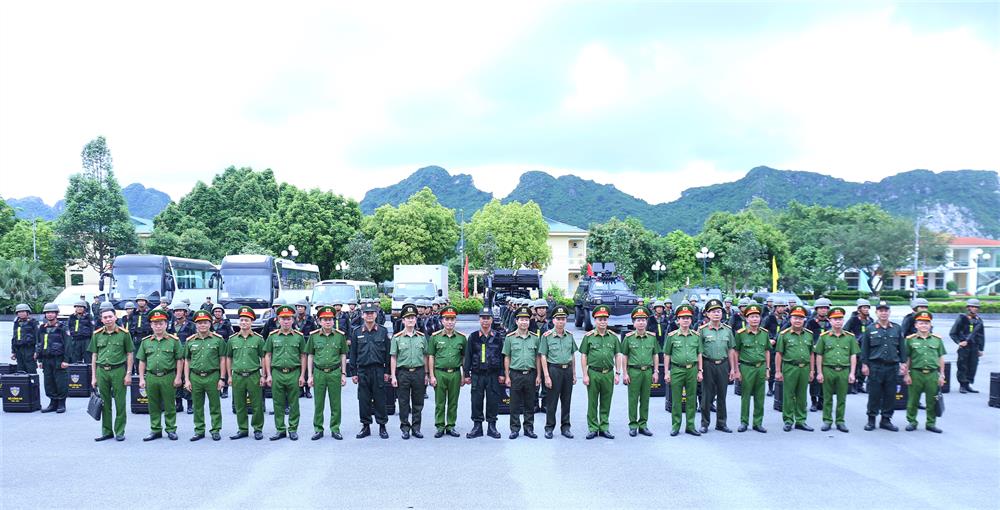 Các đại biểu tham dự Lễ ra quân.