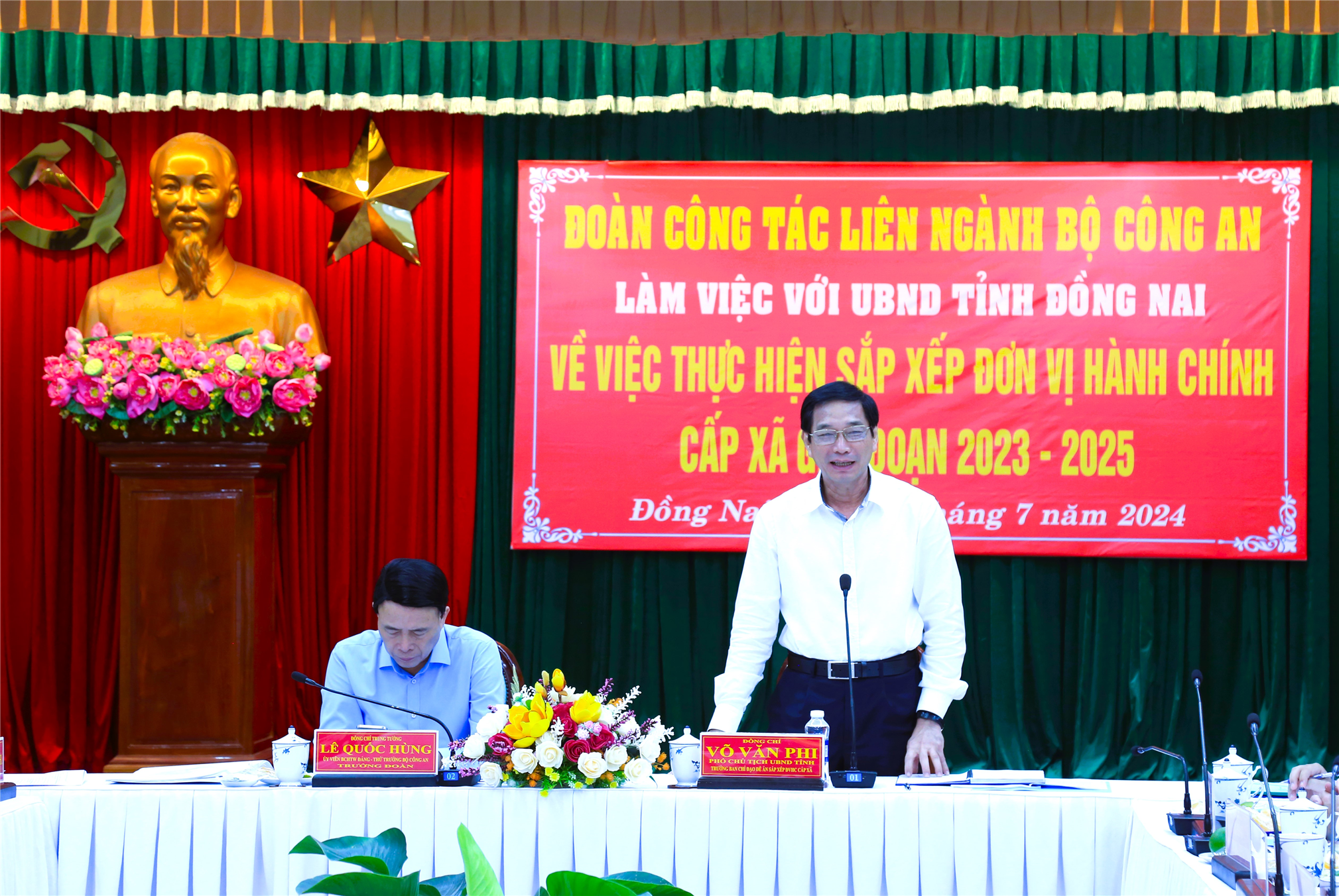 Đồng chí Võ Văn Phi, Phó Chủ tịch UBND tỉnh phát biểu.
