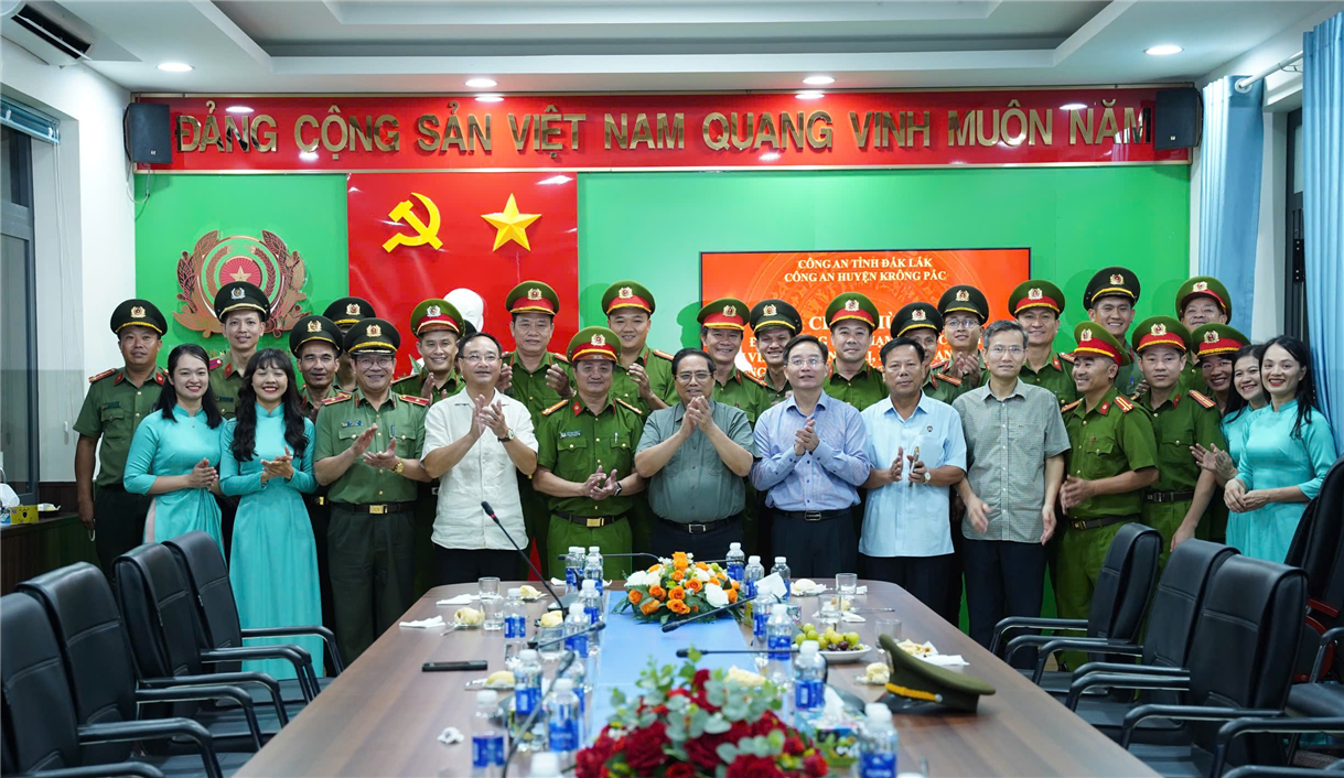 Các đại biểu dự buổi làm việc.