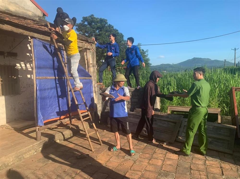 Công an xã Cẩm Yên và các lực lượng tại địa phương đã không quản nắng mưa sửa chữa nhà giúp gia đình ông Nguyễn Trọng Tho.