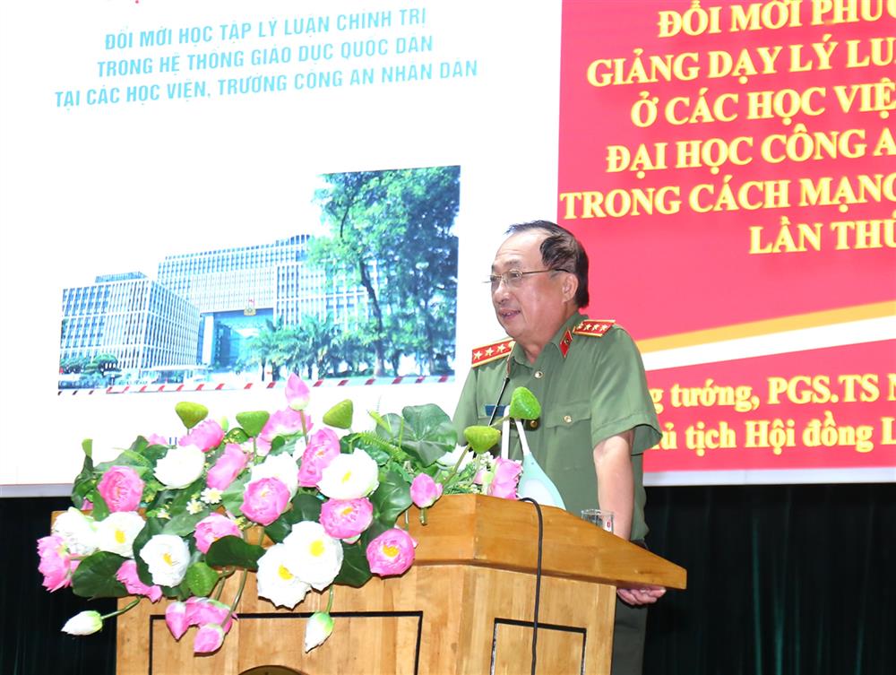 Thượng tướng, PGS.TS Nguyễn Văn Thành tham luận tại Hội thảo.