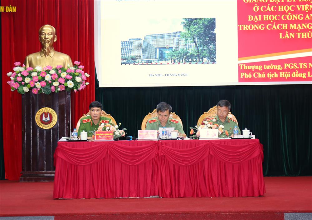 Trung tướng, GS.TS Trần Minh Hưởng, Giám đốc Học viện Cảnh sát nhân dân; Thiếu tướng, PGS.TS Đỗ Anh Tuấn, Cục trưởng Cục Đào tạo; Trung tướng, PGS.TS Phan Xuân Tuy, Giám đốc Học viện Chính trị CAND điều hành Hội thảo.