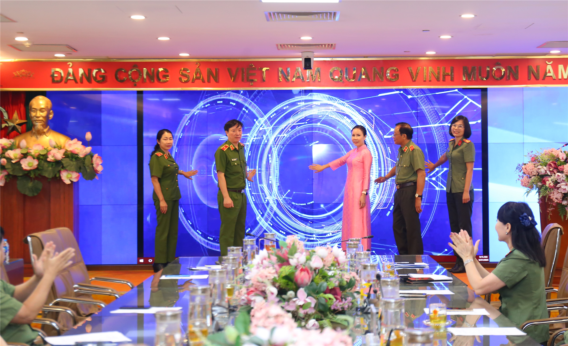 Các đại biểu thực hiện Nghi thức bấm nút phát động Hội thi.