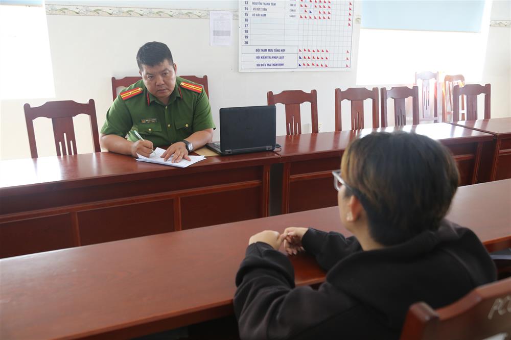 Cán bộ điều tra làm việc với nạn nhân.