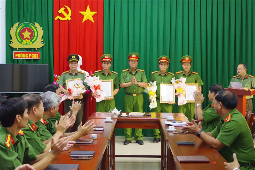 Thừa ủy quyền của Bộ Trưởng Bộ Công an, Đại tá Nguyễn Đình Thuận Hải trao thưởng đột xuất cho các tập thể, cá nhân có thành tích xuất sắc trong đấu tranh thành công chuyên án.