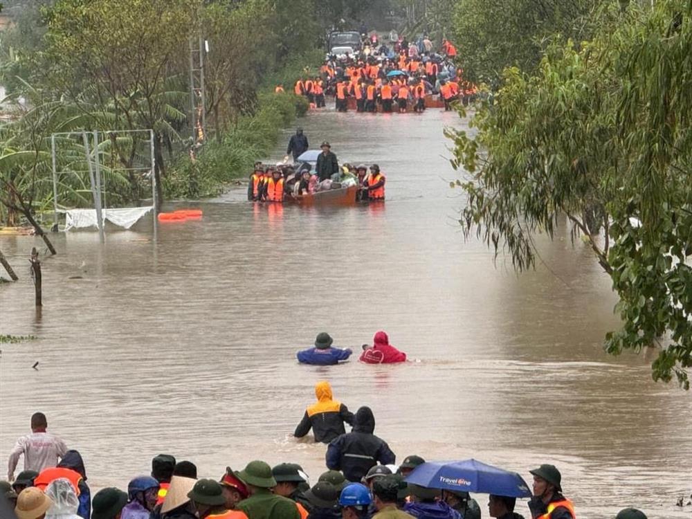 Lực lượng chức năng hỗ trợ đưa người dân và tài sản di dời đến nơi an toàn.