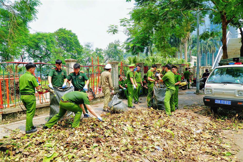 đoàn viên, thanh niên tham gia hỗ trợ dọn dẹp cây đổ, vật liệu xây dựng rơi vỡ… trên địa bàn thành phố Hà Nội.