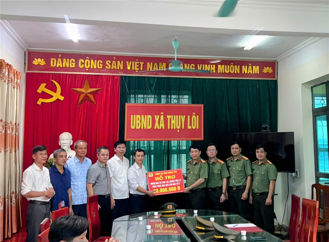 Đoàn công tác trao tiền hỗ trợ Nhân dân các xã ngoài đê trên địa bàn tỉnh khắc phục hậu quả do lũ, lụt gây ra.