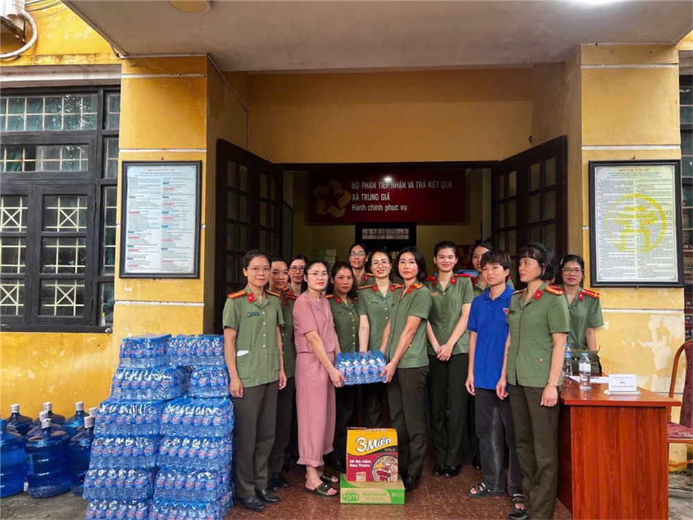Đoàn trao nhu yếu phẩm hỗ trợ cho bà con nhân dân 2 thôn An Bài và Hòa Bình
