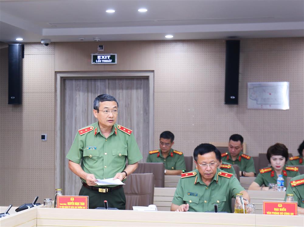 Trung tướng Nguyễn Ngọc Toàn, Cục trưởng Cục Công tác đảng và công tác chính trị báo cáo quá trình triển khai các hoạt động kỷ niệm.
