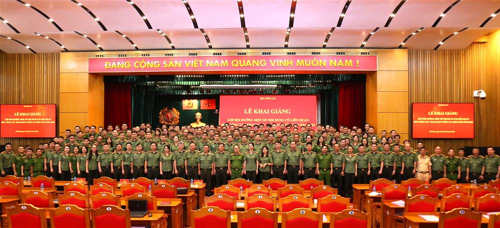 Các đại biểu, học viên dự Lễ khai giảng.