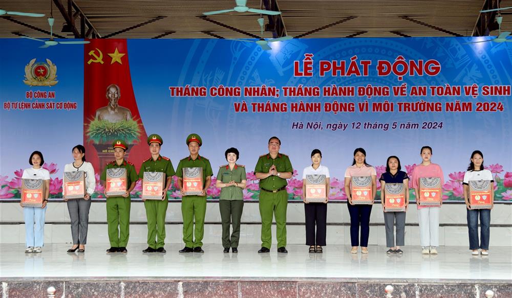Công đoàn Bộ Tư lệnh CSCĐ trao các cán bộ, đoàn viên công đoàn, người lao động có hoàn cảnh khó khăn có nhiều nỗ lực trong công tác, học tập, huấn luyện và chiến đấu.