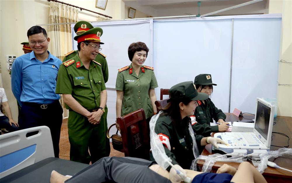 Công đoàn Bộ Tư lệnh CSCĐ tổ chức tư vấn sức khoẻ, cấp phát thuốc miễn phí.