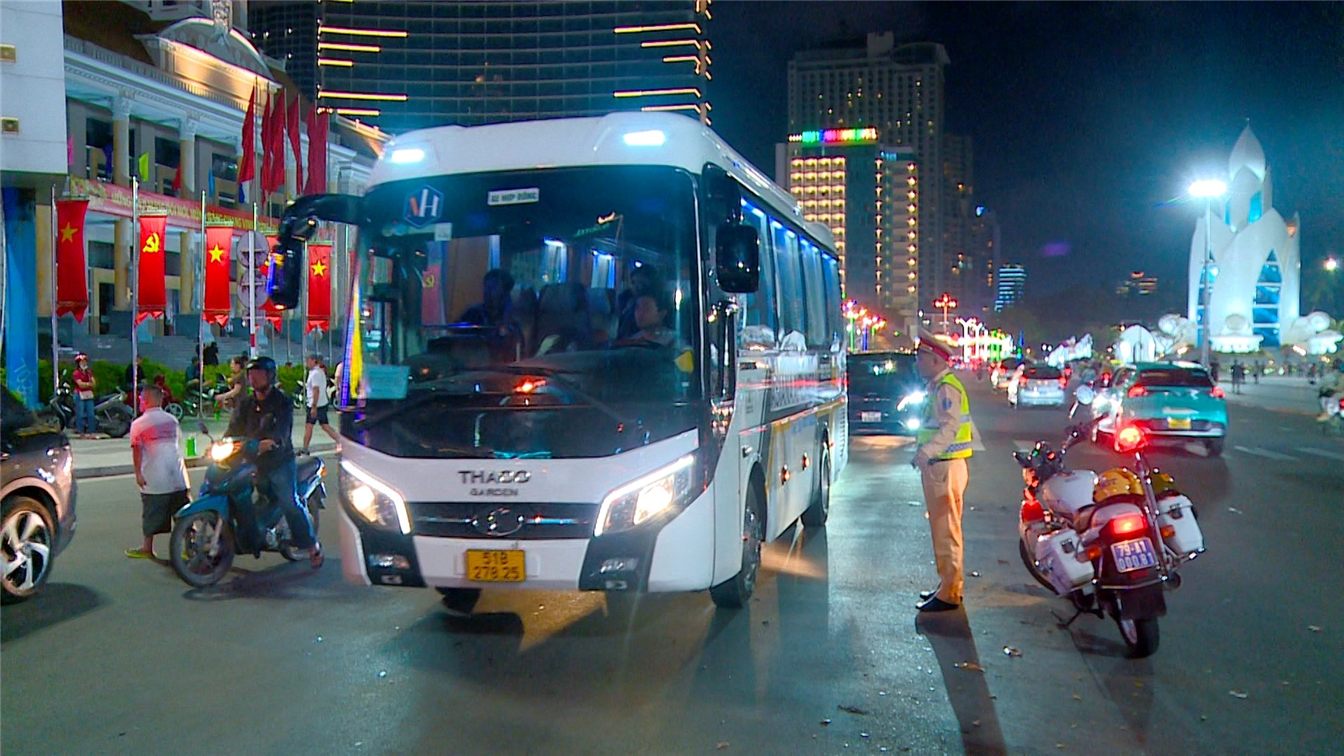 Cảnh sát giao thông thành phố Nha Trang điều tiết phân luồng giao thông trên các tuyến phố.