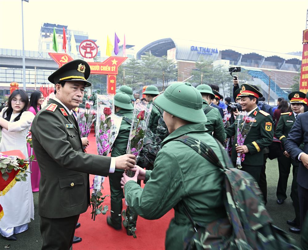 Thứ trưởng Lê Quốc Hùng tặng hoa các tân binh.
