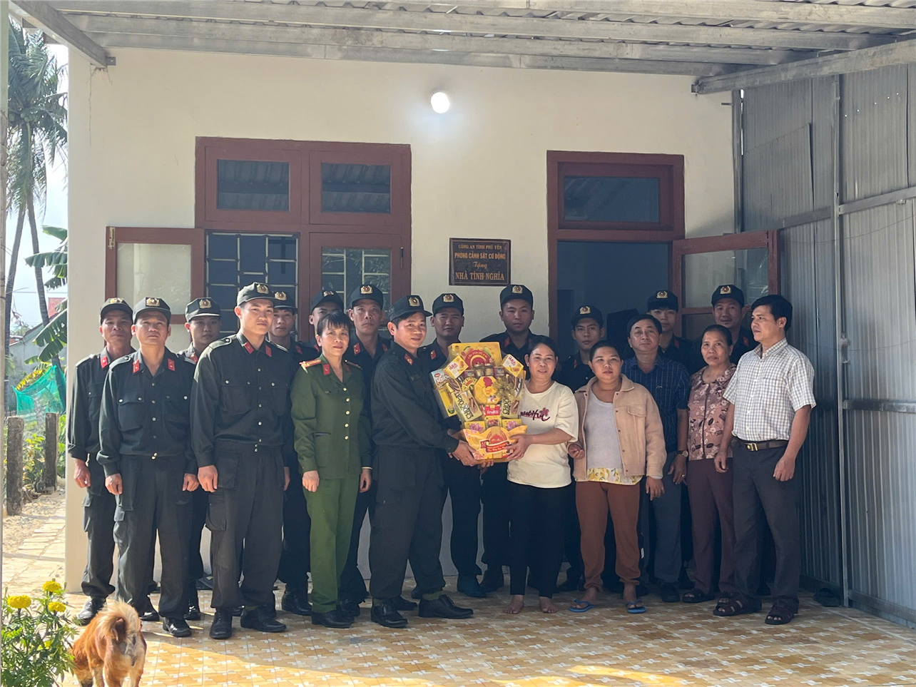 Phòng Cảnh sát cơ động, Công an Phú Yên tặng quà Tết cho gia đình chị Phạm Thị Chẻo.