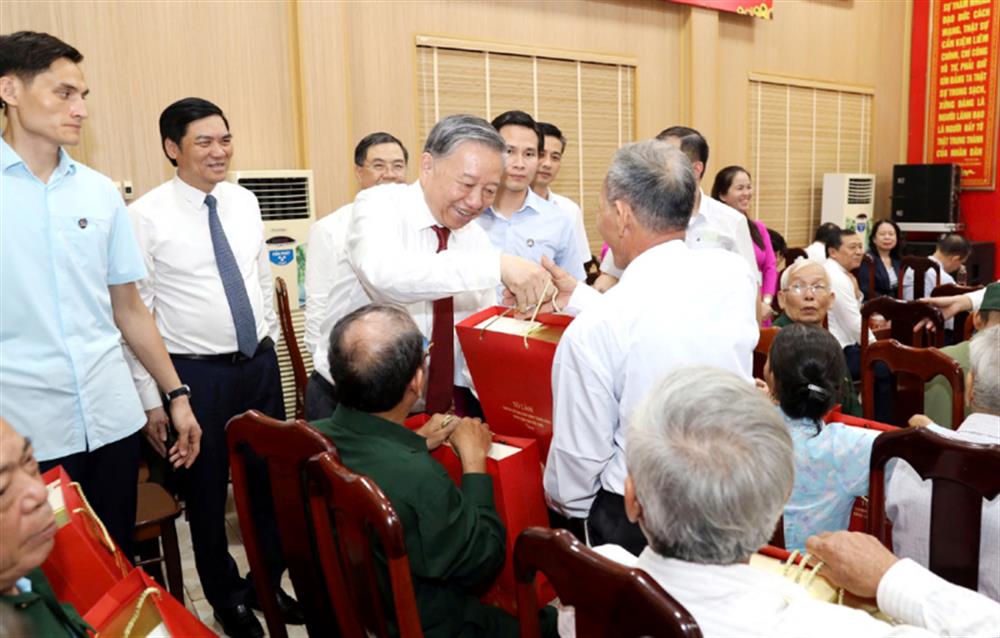 Tổng Bí thư Tô Lâm tặng quà cho người có công và cán bộ Ban quản lý Khu di tích Quốc gia đặc biệt Kim Liên.