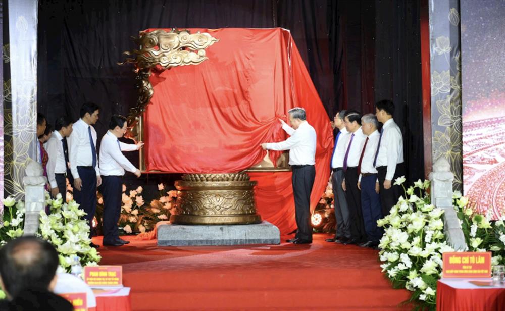 Tổng Bí thư Tô Lâm và các đồng chí lãnh đạo Đảng, Nhà nước, tỉnh Nghệ An thực hiện nghi thức trao tặng tác phẩm điêu khắc 