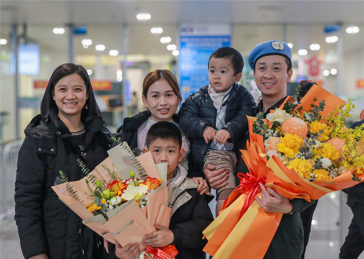 Thiếu tá Đinh Mạnh Cường cùng vợ, hai con nhỏ và đồng đội. Thiếu tá Cường cho biết: “Trong thời gian tổ công tác số 2 làm nhiệm vụ tại phái bộ UNMISS, tổ công tác chúng tôi đã nhận được sự quan tâm sát sao của lãnh đạo Bộ Công an, Đảng ủy Công an Trung ương, lãnh đạo Văn phòng thường trực Bộ Công an về gìn giữ hòa bình LHQ và cơ quan nơi công tác. Đối với tôi, những tháng ngày làm chỉ huy trưởng Văn phòng Cảnh sát Gìn giữ hòa bình LHQ tại bang Đông Xích Đạo, Nam Sudan thật sự là trải nghiệm đáng nhớ. Văn phòng cảnh sát đã hoàn thành vượt mức các chỉ tiêu. Trong thời gian tôi lãnh đạo và điều hành văn phòng, các đồng nghiệp quốc tế của tôi đã hoàn thành tốt nhiệm vụ và đảm bảo an toàn cá nhân”.