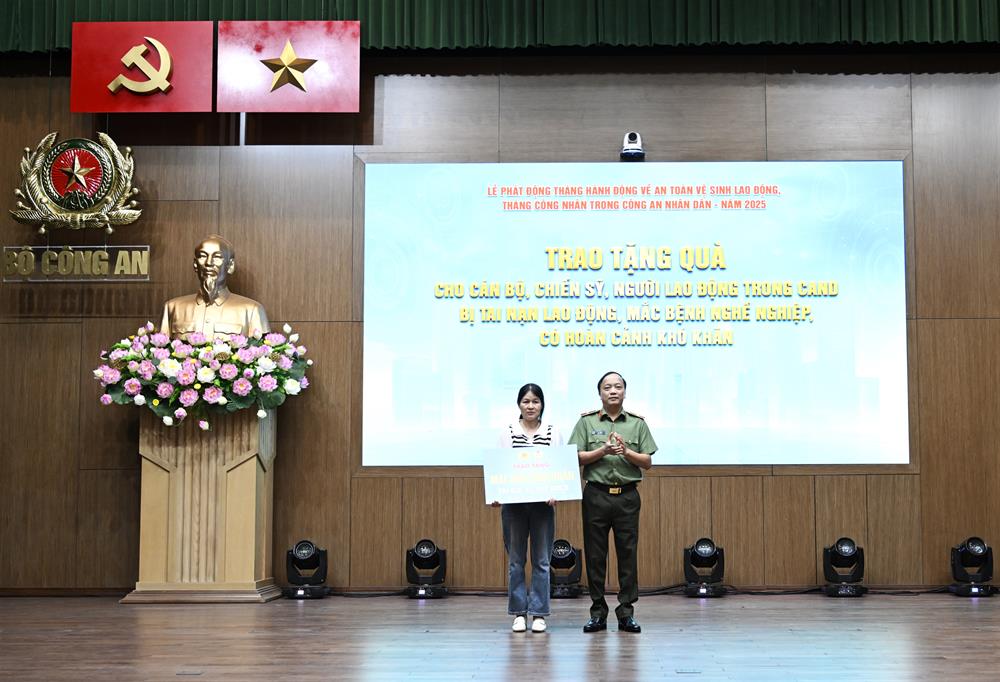 Thứ trưởng Đặng Hồng Đức trao kinh phí Mái ấm công đoàn hỗ trợ người lao động có hoàn cảnh khó khăn.