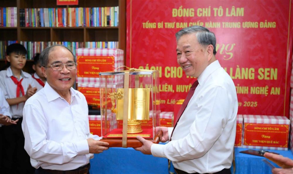 Tổng Bí thư Tô Lâm tặng Thư viện Làng Sen mô hình tác phẩm điêu khắc 