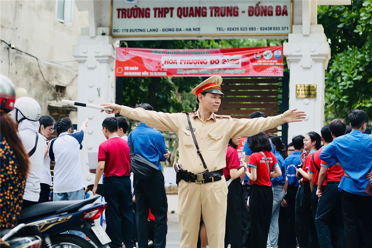 Lực lượng Cảnh sát giao thông phân luồng, điều tiết giao thông tại khu vực Trường THPT Quang Trung (quận Đống Đa), tạo điều kiện thuận lợi cho thí sinh đến điểm thi đúng giờ.