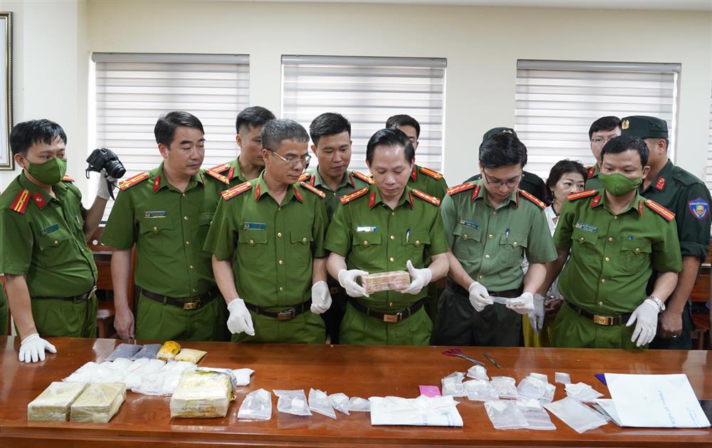 Lãnh đạo Công an tỉnh và Ban Chuyên án kiểm tra số tang vật thu giữ trong chuyên án.