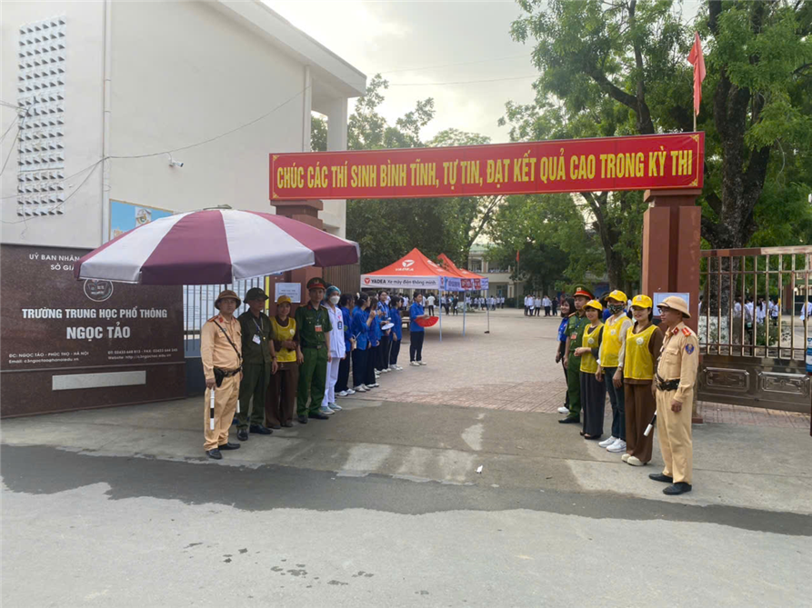 Công an TP Hà Nội, dân phòng, thanh niên tình nguyện phối hợp triển khai phương án bảo đảm an ninh, trật tự tại điểm thi Trường THPT Ngọc Tảo, huyện Phúc Thọ.
