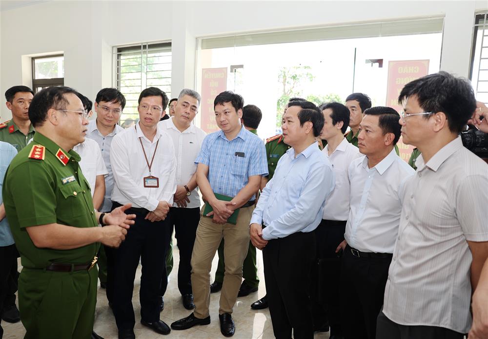 Đoàn kiểm tra Bộ Công an kiểm tra, đánh giá thực tế tại UBND phường Ninh Phong, thành phố Hoa Lư.
