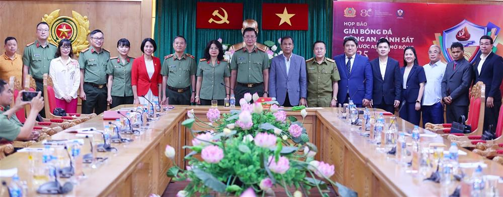 Các đại biểu dự họp báo.