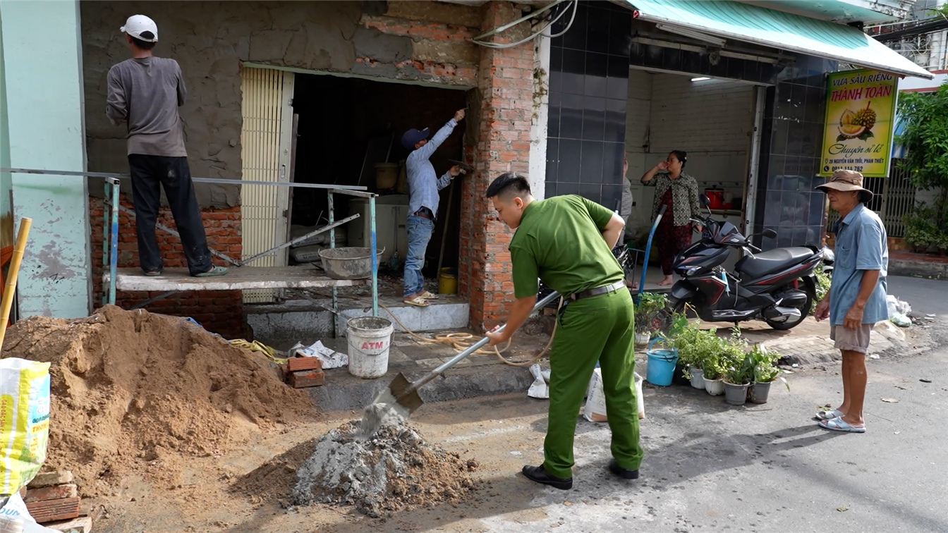 Sửa chữa nhà anh Trần Hoàng Vũ tổ viên lực lượng tham gia bảo vệ an ninh trật tự tại cơ sở.