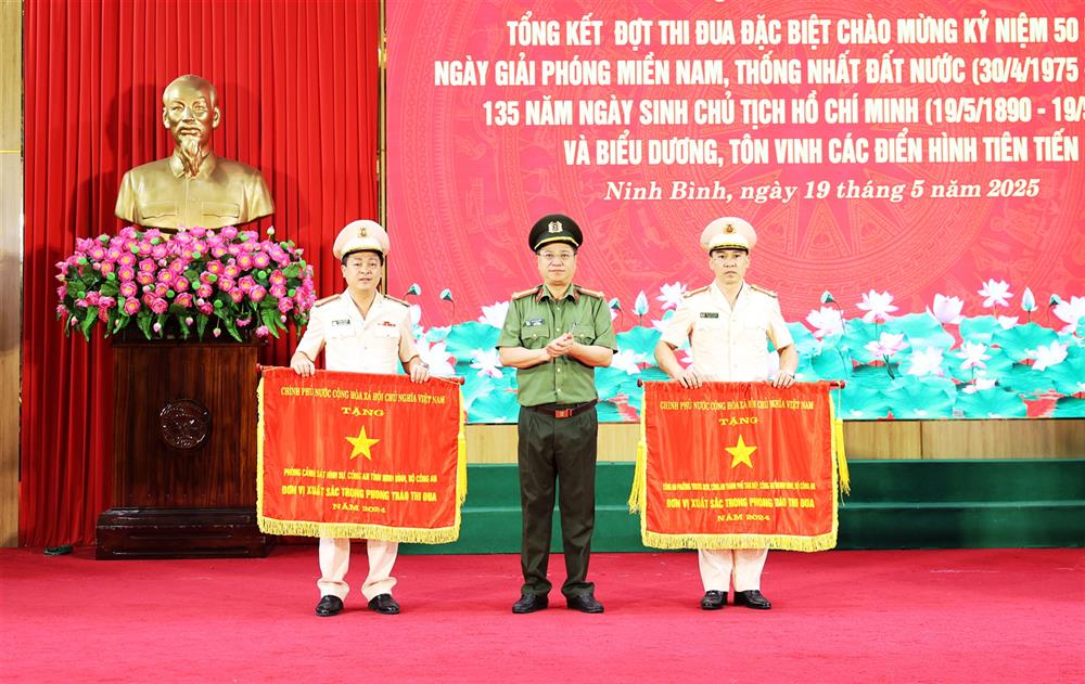 Thừa ủy quyền, Đại tá Đinh Việt Dũng, Giám đốc Công an tỉnh trao Cờ đơn vị dẫn đầu phong trào thi đua năm 2024 của Chính phủ tặng Phòng Cảnh sát hình sự Công an tỉnh và Công an phường Trung Sơn, thành phố Tam Điệp.