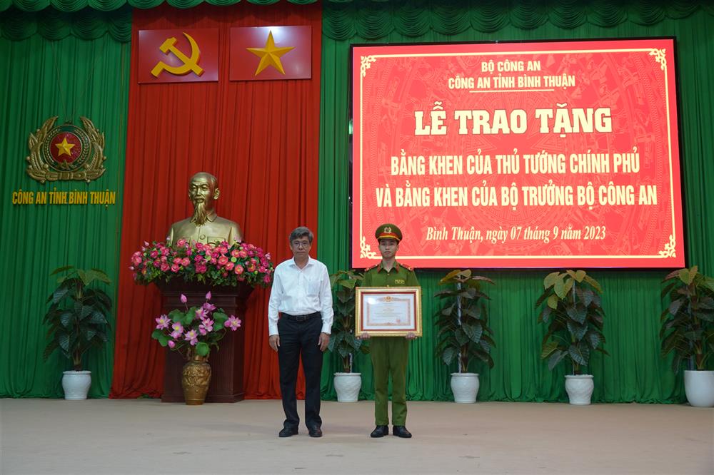 Trao bằng khen của Thủ tướng chính phủ cho chiến sĩ Trần Văn Quỳnh.